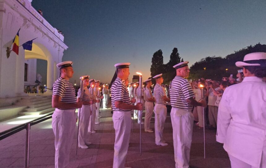 Constanța în Flăcări: Zeci de mii de oameni onorează militarii la ceremonia de retragere cu torțe, încheind festivitățile Zilei Marinei. 1 foto video constanta mii de constanteni participa la ceremonia de retragere cu torte a militarilor care incheie festivitatile dedicate zilei marinei 689f739f74aac