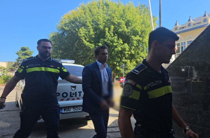 Cristian Radu, primarul din Mangalia, în fața instanței! DNA Constanța solicită arestarea sa pentru o mită de peste 600.000 de euro. 1 foto video cristian radu a ajuns la tribunal dna constanta cere arestarea primarului din mangalia ar fi pretins si primit peste 600 000 de euro spun anchetatorii 68a717312920f