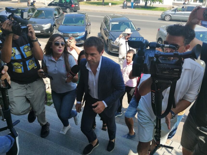 Primarul Cristian Radu din Mangalia a pășit în sediul primăriei, locul vizitat de procurorii DNA în această dimineață tumultuoasă 1 foto video edilul din mangalia cristian radu a ajuns la sediul primariei la sediul rascolit dimineata de procurorii dna 68a5b059a3504