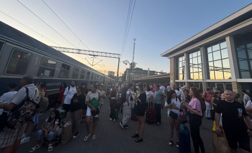 Agitație în Gara Constanța după suspendarea trenurilor 1 foto video haos in gara constanta dupa intreruperea circulatiei feroviare 68a2169c06d5d