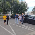 Suspecții în cazul atacului cu cuțitul pe strada Dispensarului au fost prezentați judecătorilor 2 foto video suspectii in cazul persoanelor injunghiate pe strada dispensarului au fost adusi in fata instantei 68b44fc67526b