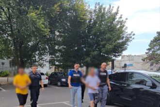 foto video suspectii in cazul persoanelor injunghiate pe strada dispensarului au fost adusi in fata instantei 68b44fc67526b