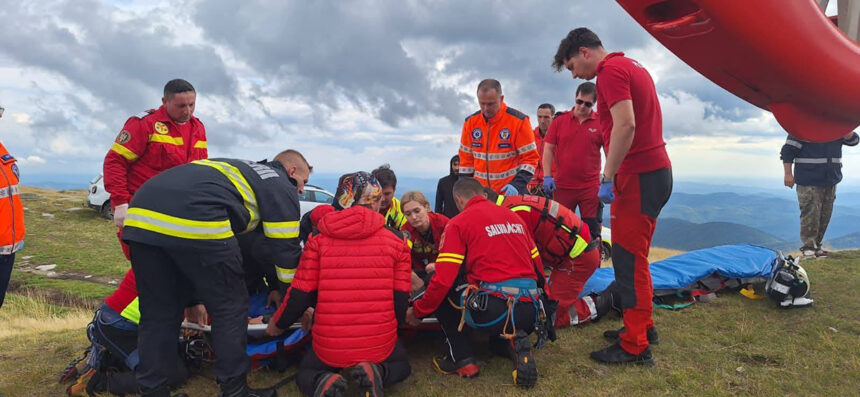 Tragism fără sfârșit: Patru tineri și-au pierdut viața, iar un supraviețuitor a evadat miraculos dintr-un accident fatal în prăpastie 1 foto video tragedie fara margini patru tineri au murit iar unul a supravietuit miraculos dupa ce autovehiculul lor a cazut intr o rapa 68aaaf564dc08