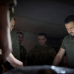 Zelenski explorează o tabără militară în Harkov: Declarații despre „mercenarii” din China și Pakistan care sprijină Rusia 2 foto zelenski vizita intr o tabara militara din harkov ce spune despre mercenarii chinezi si pakistanezi care lupta de partea rusiei 68911739cc7ce