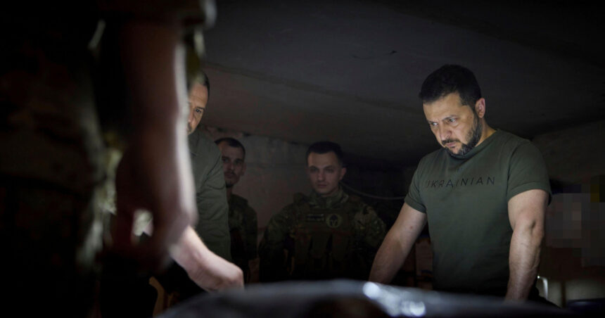 Zelenski explorează o tabără militară în Harkov: Declarații despre „mercenarii” din China și Pakistan care sprijină Rusia 1 foto zelenski vizita intr o tabara militara din harkov ce spune despre mercenarii chinezi si pakistanezi care lupta de partea rusiei 68911739cc7ce