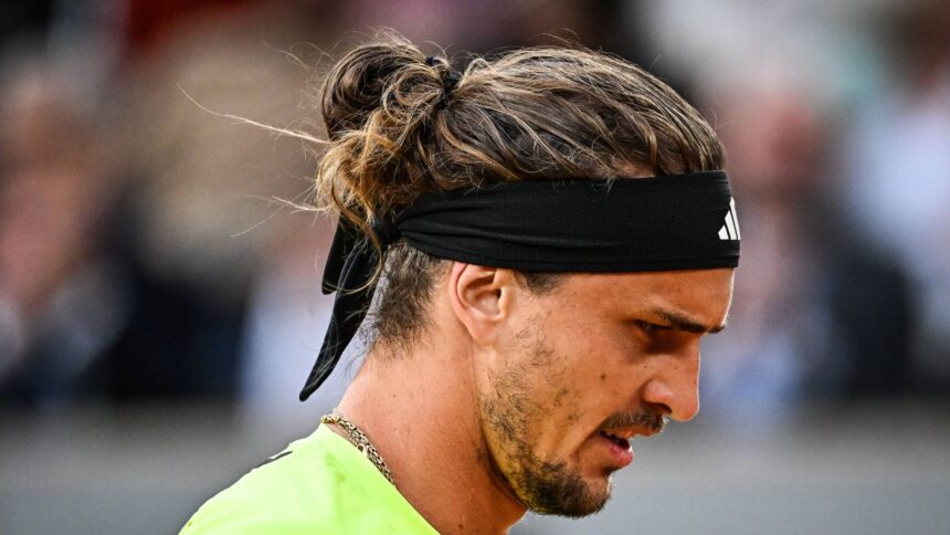 Cade în umbră: Zverev pierde trofeul de la Toronto. Cine va lupta pentru premiul cel mare? 1 galerie foto clacheaza si cand nu se uita nimeni zverev rateaza titlul de la toronto cine va juca finala pentru o miza uriasa 68945a92e30df