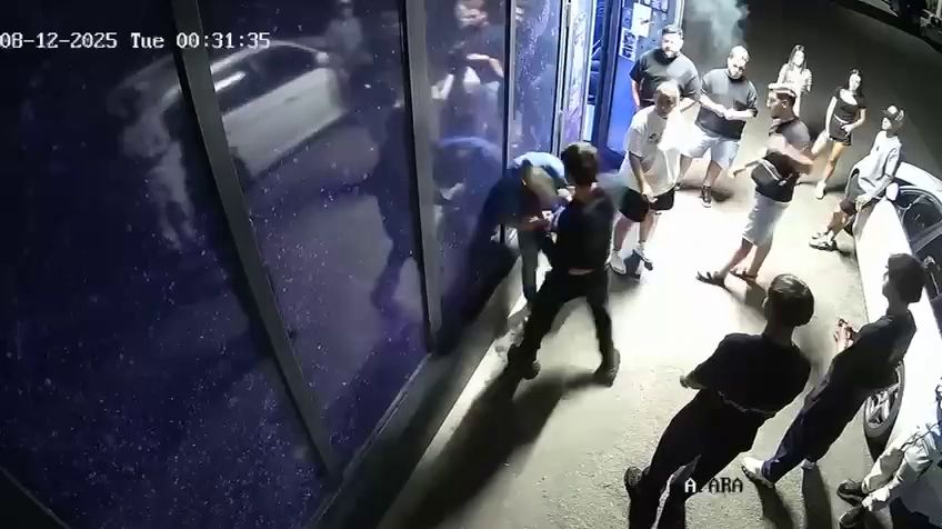 Imagini uluitoare! Un tânăr din Bacău, în vârstă de 16 ani, a ajuns la spital după o confruntare cu un campion de box. Cum s-a desfășurat incidentul? 1 galerie foto imagini socante un pusti bacauan de 16 ani a fost bagat in spital de un campion la box cum s a intamplat 689f001e551de