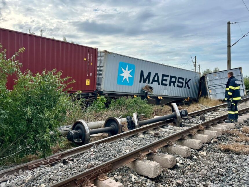 Accident Feroviar la Agigea: Două Vagoane Deraiate, Unul Răsturnat – Trenurile pe Ruta Constanța – Mangalia, Oprite! 1 galerie foto incident feroviar la agigea doua vagoane deraiate unul rasturnat circulatia trenurilor constanta mangalia blocata 688c588e4e769