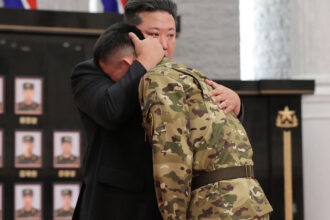 galerie foto kim jong un i a decorat pe admirabilii militari nord coreeni care au luptat impotriva armatei ucrainene in kursk 68a810cf77b2a