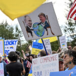 Alaska își arată disprețul: cetățenii îl primesc pe Putin cu steaguri ucrainene, strigând „Criminalul de război e printre noi!” 3 galerie foto locuitorii din alaska il intampina pe putin cu steaguri ucrainene criminalul de razboi se afla aici 689ef6af88a77