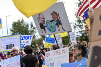 galerie foto locuitorii din alaska il intampina pe putin cu steaguri ucrainene criminalul de razboi se afla aici 689ef6af88a77