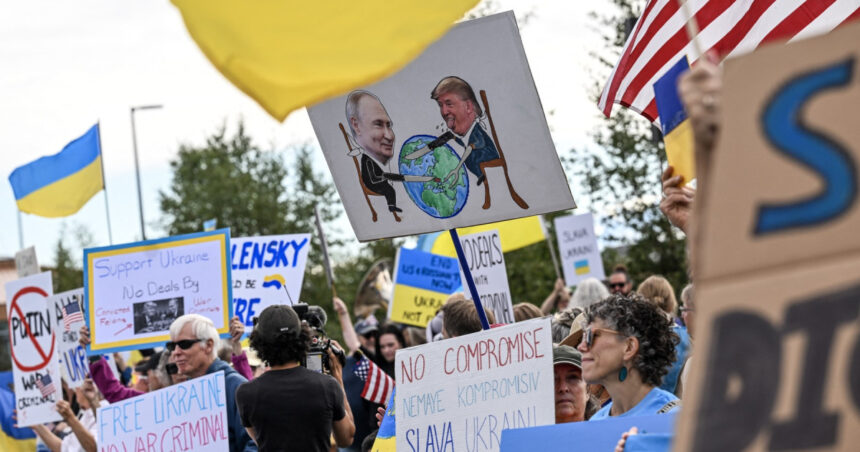 Alaska își arată disprețul: cetățenii îl primesc pe Putin cu steaguri ucrainene, strigând „Criminalul de război e printre noi!” 1 galerie foto locuitorii din alaska il intampina pe putin cu steaguri ucrainene criminalul de razboi se afla aici 689ef6af88a77