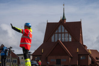 galerie foto o biserica de lemn istorica de 672 de tone este mutata in suedia pe o distanta de 5km 68a47ec6a4742