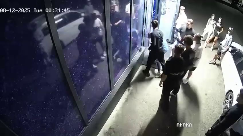 Reținut timp de 24 de ore! Primul pas al poliției în cazul agresiunii care a șocat națiunea 1 galerie foto retinut pentru 24 de ore prima masura a politiei in cazul bataii care a scandalizat o tara intreaga 689f23def2653
