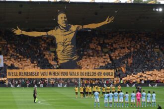 galerie foto wolves coregrafie superba in memoria lui diogo jota steagul portugaliei arborat pe molineux 68a0b66ac694d