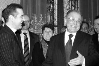 gigi becali aparitie fulger la sicriul lui iliescu o cruce si un atac oricum nu vede raiul 689375dc34853