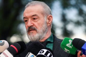 gigi becali nu s a abtinut dupa ce l a vazut pe octavian popescu cu drita 6895dd1828bae