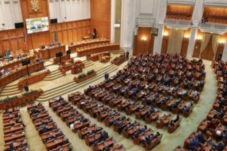 guvernul isi asuma raspunderea pe al doilea pachet de reforme si masuri fiscale pentru reducerea deficitului luni in parlament 68b2ae66dfb64