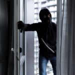 Prins în flagrant: hoț din Cuza Vodă, reținut după ce a jefuit hoteluri în Eforie Nord, pătrunzând într-o cameră cu ușa legată cu un șiret și surprinzând un turist pe balcon! 2 hot din cuza voda arestat dupa ce a furat din hoteluri din eforie nord a intrat peste un turist aflat pe balcon si intr o camera cu usa legata cu un siret 689a72f047d67