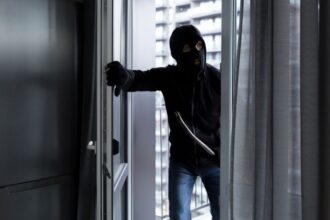 hot din cuza voda arestat dupa ce a furat din hoteluri din eforie nord a intrat peste un turist aflat pe balcon si intr o camera cu usa legata cu un siret 689a72f047d67