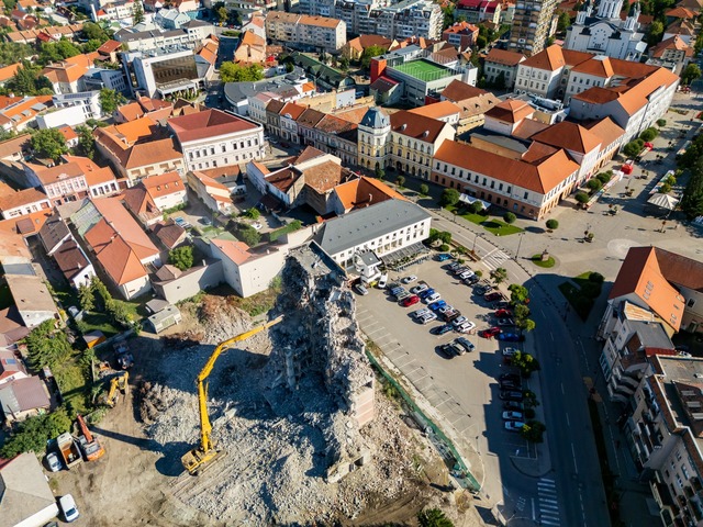 Hotelul părăsit din România, lăsat în urmă de comuniști, a fost în sfârșit dărâmat! 1 hotelul din romania construit de comunisti pe care nu l a vrut nimeni demolat videofoto 68a723828cf7b