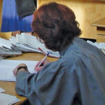 În contextul tăierilor bugetare, trei angajați contestă în instanță DIICOT pentru restituirea salariilor restante, plus dobânzi. 2 in timp ce guvernul reduce numarul bugetarilor si cheltuielile doua grefiere si un sofer se judeca cu diicot pentru diferente salariale cu dobanda 6893d8039897f