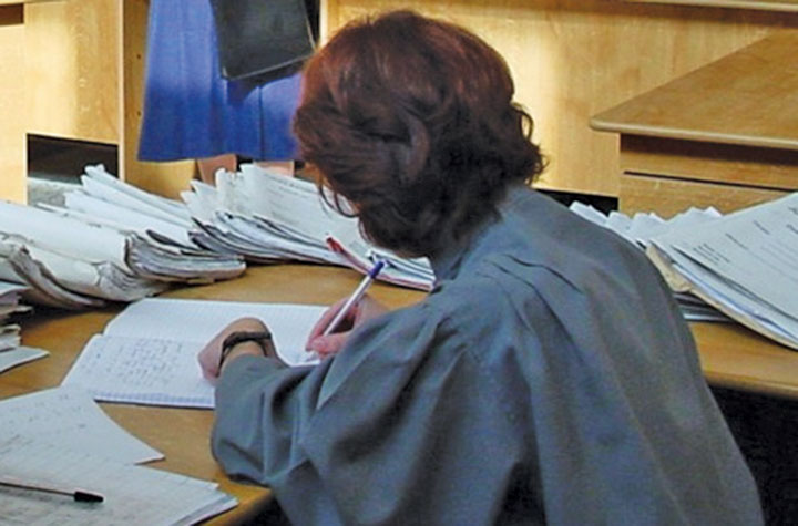 În contextul tăierilor bugetare, trei angajați contestă în instanță DIICOT pentru restituirea salariilor restante, plus dobânzi. 1 in timp ce guvernul reduce numarul bugetarilor si cheltuielile doua grefiere si un sofer se judeca cu diicot pentru diferente salariale cu dobanda 6893d8039897f