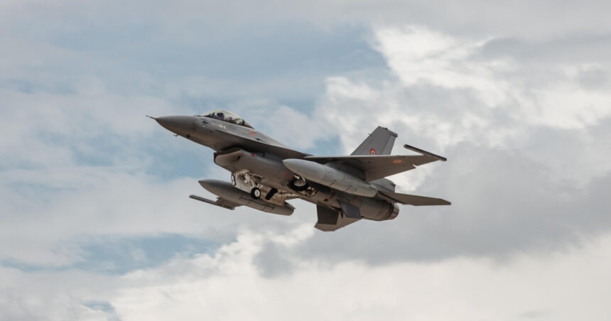 Trei noi F-16 norvegiene au sosit astăzi în România, întărind flota bazei de la Mihail Kogălniceanu! 1 inca trei aeronave f 16 cumparate din norvegia au aterizat astazi in romania intra in dotarea bazei de la mihail kogalniceanu 68b086d90335c