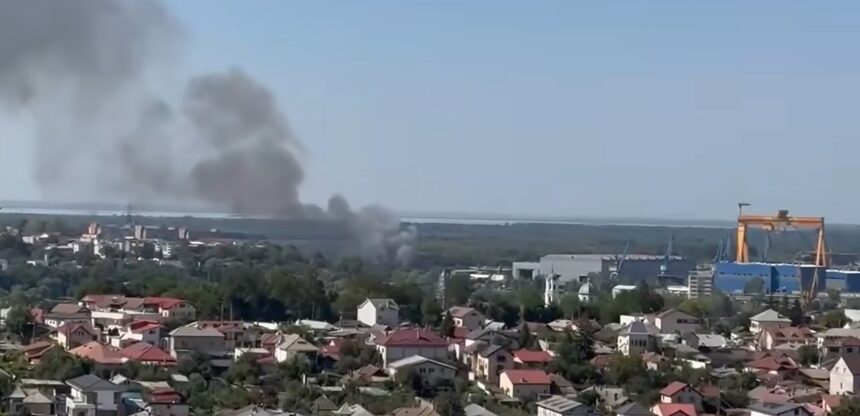 Flăcări amenință Șantierul Naval din Tulcea! Pompierii și poliția intervin cu rapiditate! 1 incendiu aproape de santierul naval din tulcea intervin mai multe echipaje de pompieri si politie 68a090519ca43