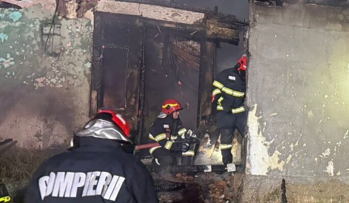 Flăcări devastatoare într-o comunitate ialomițeană: un bărbat și-a pierdut viața în urma incendiului. 1 incendiu violent intr un sat din judetul ialomita un barbat a murit carbonizat 68b02a1fcd855