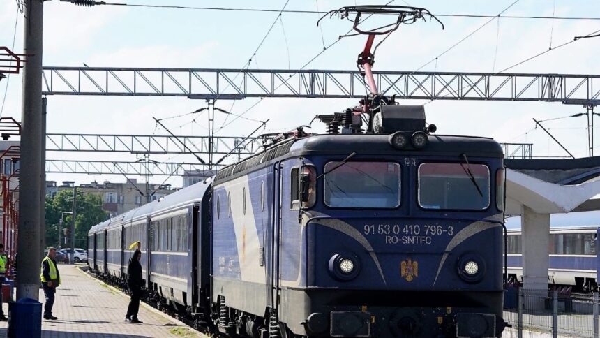 Focul de vegetație din Medgidia blochează trenurile între Constanța și București 1 incendiul de vegetatie de la medgidia intrerupe circulatia trenurilor intre constanta si bucuresti 68a1f33917ac9