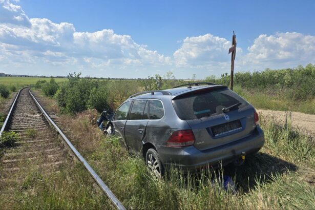 incident feroviar o masina a fost acrosata de un tren la targusor 688f77e0153f4
