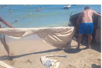 interventie contra cronometru la eforie nord trei persoane salvate de salvamarul ionut de pe un velier rasturnat 68a1c30d8934c