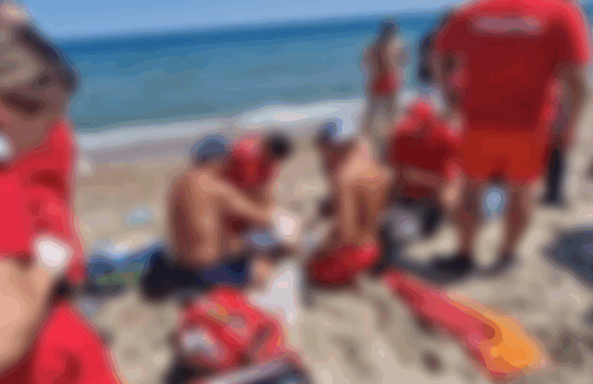 Acțiune salvatoare la Saturn: Un adult și doi copii salvați din furia valurilor! Medicii se străduiesc să-i ofere viață bărbatului. 1 interventie de urgenta la saturn un adult si 2 copii scosi din valuri medicii se lupta sa salveze viata barbatului 68a0a566777e0