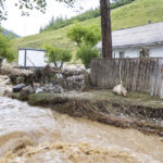 Ploile devastatoare din Moldova: zeci de salvatori în acțiune la Broșteni. Suceava se confruntă cu peste 1.000 de intervenții din 27 iulie. 3 inundatiile din moldova sute de pompieri sunt in continuare la brosteni peste 1 000 de urgente doar in suceava de pe 27 iulie 6898e0c006e93