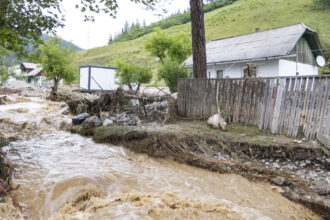 inundatiile din moldova sute de pompieri sunt in continuare la brosteni peste 1 000 de urgente doar in suceava de pe 27 iulie 6898e0c006e93