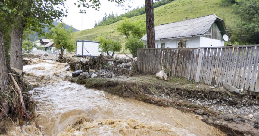 Ploile devastatoare din Moldova: zeci de salvatori în acțiune la Broșteni. Suceava se confruntă cu peste 1.000 de intervenții din 27 iulie. 1 inundatiile din moldova sute de pompieri sunt in continuare la brosteni peste 1 000 de urgente doar in suceava de pe 27 iulie 6898e0c006e93