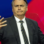 Jair Bolsonaro, fostul lider al Braziliei, se află acum sub supraveghere la domiciliu în urma acuzațiilor de tentativă de răsturnare a ordinii constituționale. 3 jair bolsonaro a fost plasat in arest la domiciliu fostul presedinte brazilian e judecat pentru tentativa de lovitura de stat 6891b555584d6
