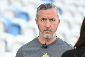jucatorul aparat cu dintii de meme daca esti suporter nu inseamna ca te si pricepi la fotbal 68a44bf9cf047