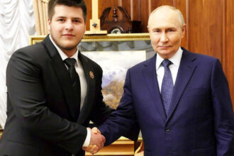 kadirov i a mai dat o medalie fiului sau adam a fost decorat pentru rezultatele de la un campionat de tir la care nu a participat 68ad6bdcb6fe6