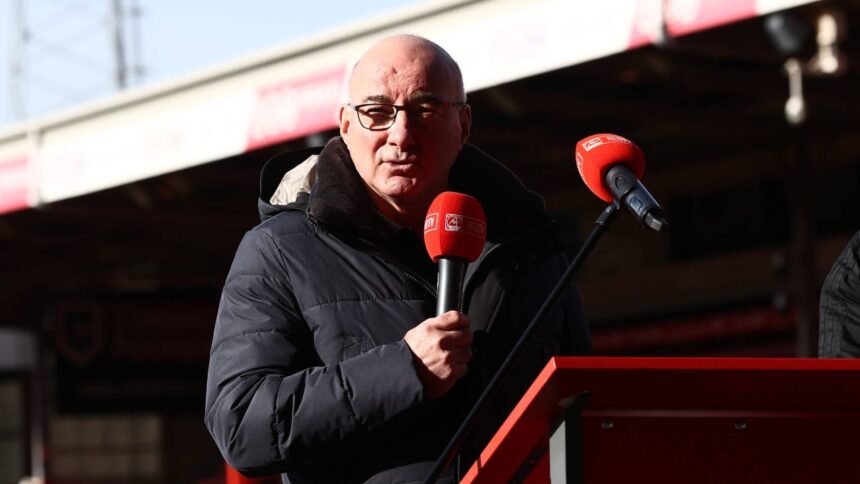"Un mit al lui Aberdeen răspunde comentariilor lui Becali: 'Dacă aș fi căpitan, le-aș tăcea pe români!'" 1 legenda lui aberdeen intervine dupa declaratiile lui becali sa le inchidem gura romanilor asta as face daca as fi acum capitan 68ada9ae6602a