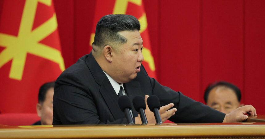 Kim Jong Un se angajează să ofere „un trai îmbelșugat” familiilor „eroilor” căzuți în Rusia 1 liderul coreei de nord kim jong un promite o viata frumoasa familiilor martirilor ucisi in rusia 68b29cc55d31e