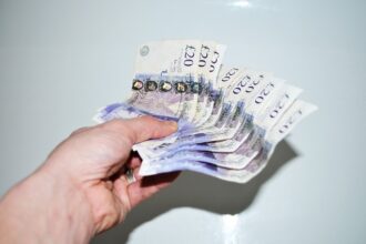 lira sterlina s a apreciat dupa decizia bancii angliei de a reduce dobanda de referinta 6895a4f3df88a