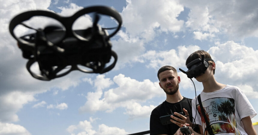 Lituania își pregătește tinerii pentru a face față provocărilor rusești prin instruirea în utilizarea dronelor, începând cu cei cu vârste de 8 și 10 ani. 1 lituania va antrena copii in utilizarea dronelor pentru a contracara amenintarea rusiei instructia va incepe cu copii de 8 10 ani 689d888203d29