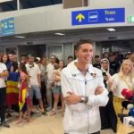David Popovici, sărbătorit cu entuziasm la întoarcerea pe Aeroportul Henri Coandă de către cei dragi și admiratori! 2 live campionul david popovici intampinat pe aeroportul henri coanda de oficialitati familie prieteni colegi si sustinatori 688fa91bd887c