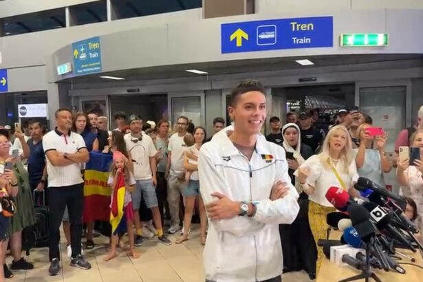 live campionul david popovici intampinat pe aeroportul henri coanda de oficialitati familie prieteni colegi si sustinatori 688fa91bd887c