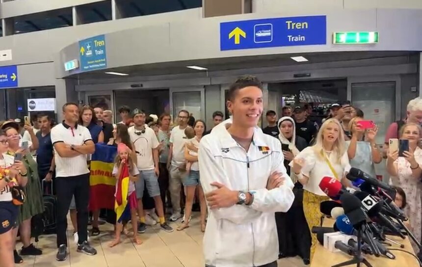 David Popovici, sărbătorit cu entuziasm la întoarcerea pe Aeroportul Henri Coandă de către cei dragi și admiratori! 1 live campionul david popovici intampinat pe aeroportul henri coanda de oficialitati familie prieteni colegi si sustinatori 688fa91bd887c