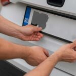 Începând cu luna mai, plăcuțele de înmatriculare pot ajunge direct la ușa ta! 2 mai placutele de inmatriculare vor putea fi livrate acasa 68b347756c565