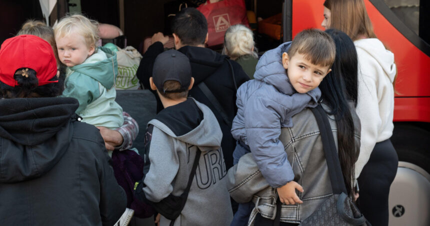 Dezvăluiri din spatele expulzării ucrainenilor: Trump plănuiește să trimită acasă 120.000 de refugiați. Ce se ascunde în spatele acestei decizii? 1 marea deportare a ucrainenilor trump se pregateste sa expulzeze 120 000 de refugiati care sunt motivele 689f2e9a661d4