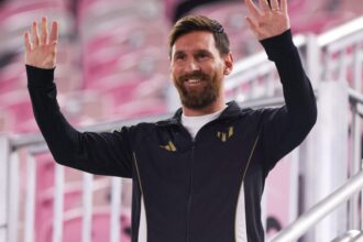 messi semneaza anuntul presei din strainatate 688dc9e23bfe6